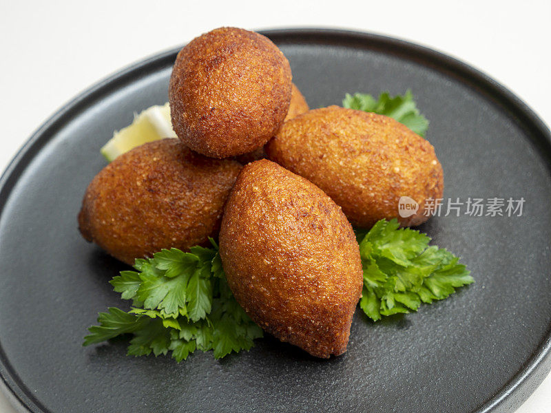 Kibbeh，填充肉丸，Kibbeh美味的中东食物，icli kofte